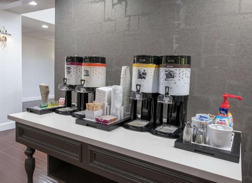 Hampton Inn and Suites Lafayette - image 12