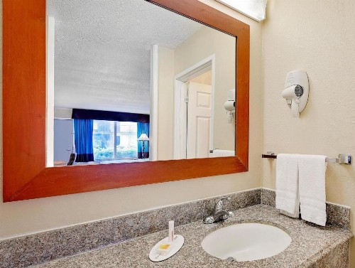 Days Inn by Wyndham Lafayette Near Lafayette Airport - image 7