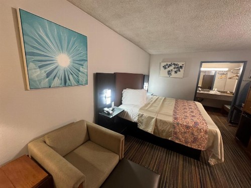 Discovery Inn Lafayette - image 2