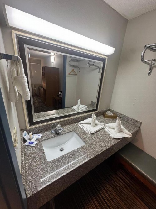 Discovery Inn Lafayette - image 21