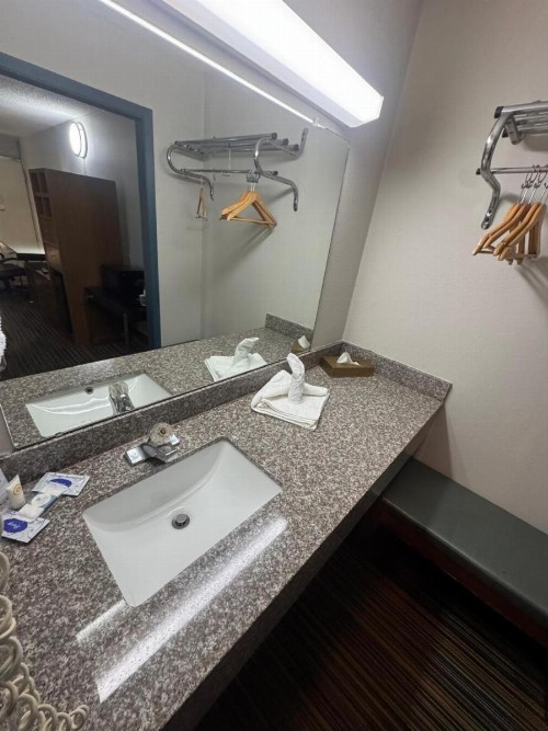 Discovery Inn Lafayette - image 8