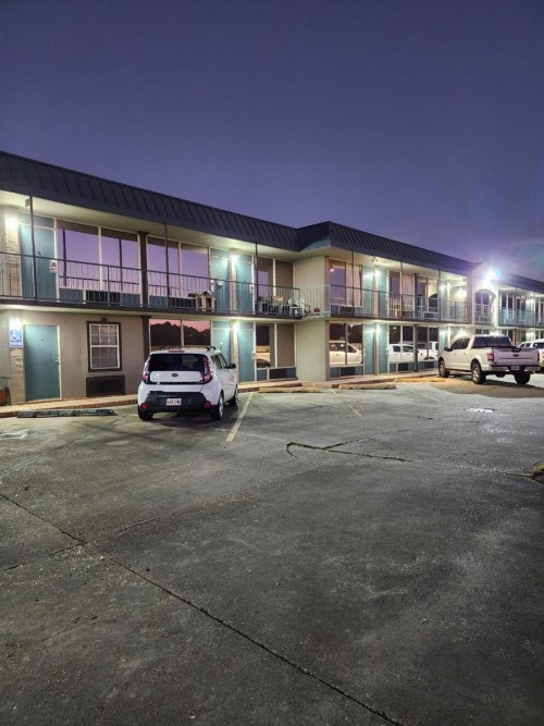 Discovery Inn Lafayette - image 9
