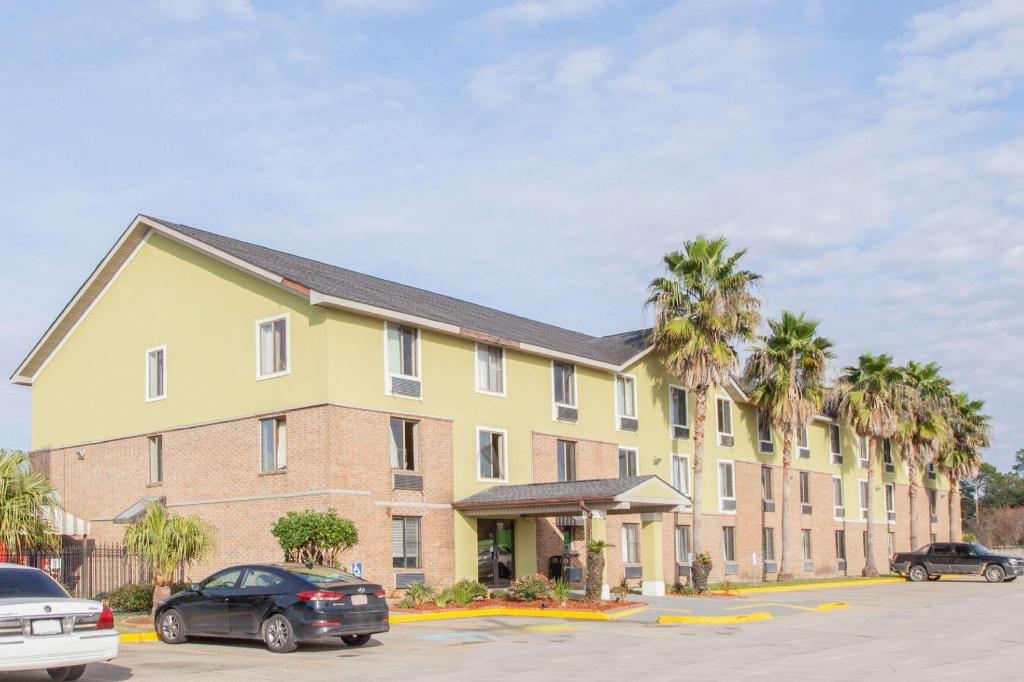 Super 8 by Wyndham Lafayette LA - main image