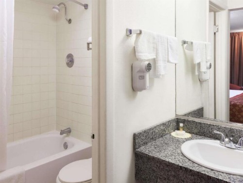 Days Inn by Wyndham Lafayette/University - image 4