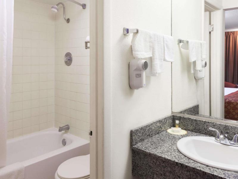 Days Inn by Wyndham Lafayette/University - image 4