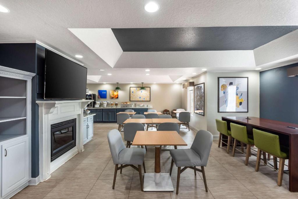 Baymont by Wyndham Lafayette Airport - main image