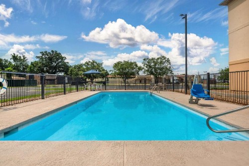 Baymont by Wyndham Lafayette Airport - image 18