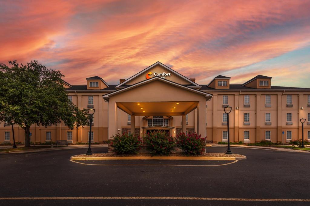 Baymont by Wyndham Lafayette Airport - image 2