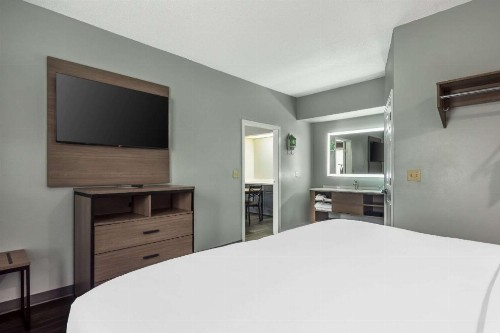 Baymont by Wyndham Lafayette Airport - image 29