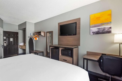 Baymont by Wyndham Lafayette Airport - image 37