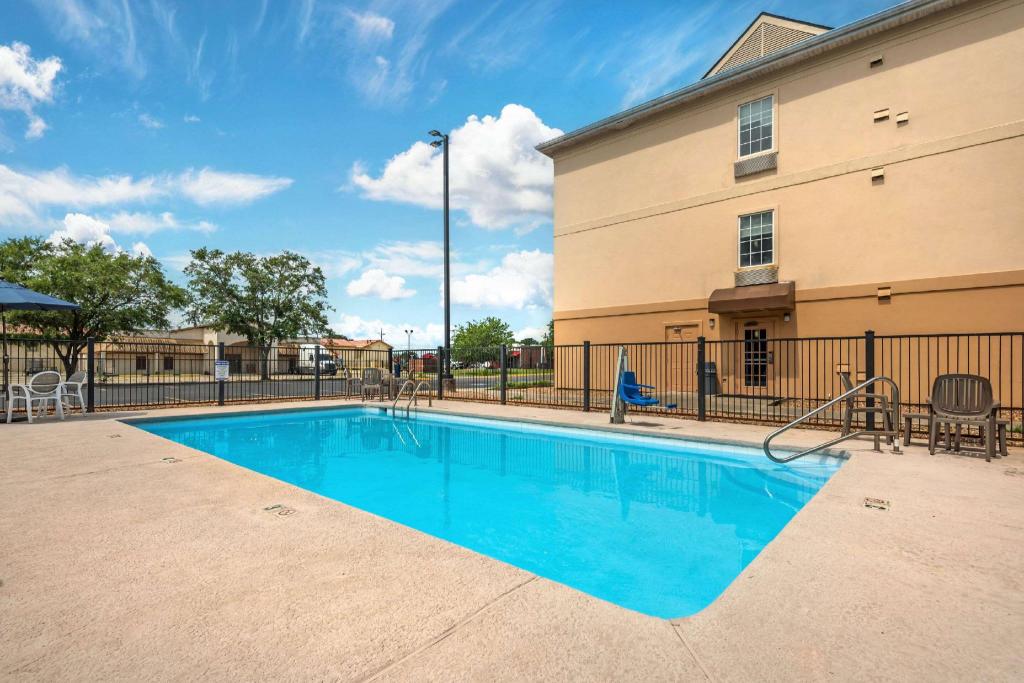 Baymont by Wyndham Lafayette Airport - image 5