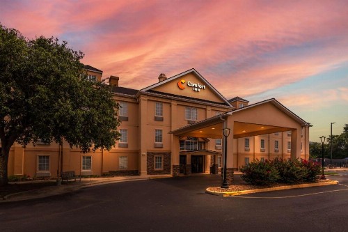Baymont by Wyndham Lafayette Airport - image 7