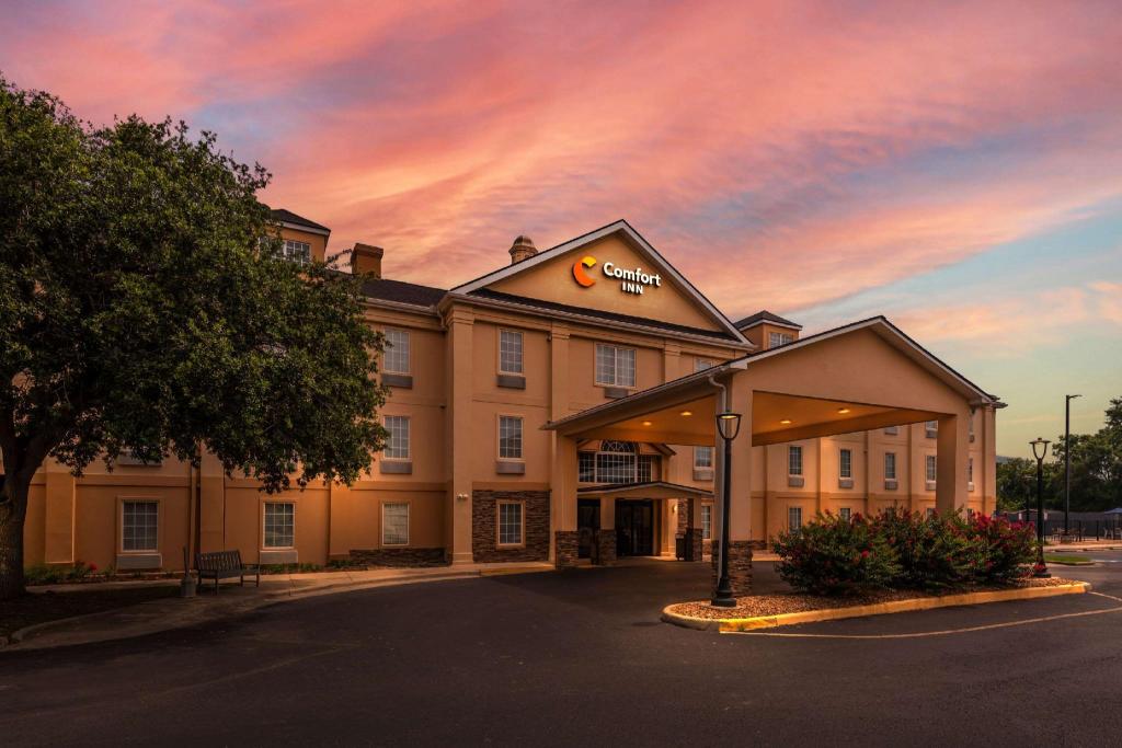 Baymont by Wyndham Lafayette Airport - image 7