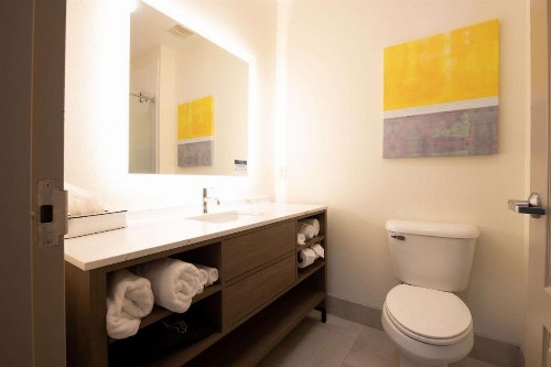 Comfort Suites Oil Center - image 9