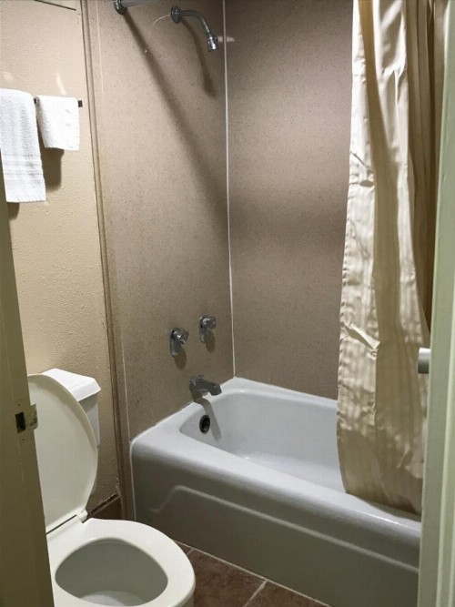 Express Inn - image 2
