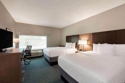 La Quinta Inn & Suites by Wyndham Lafayette Oil Center - image 12