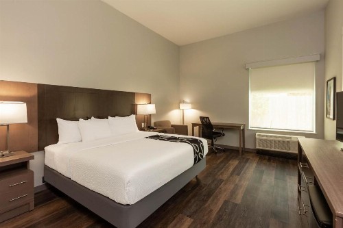 La Quinta Inn & Suites by Wyndham Lafayette Oil Center - image 13