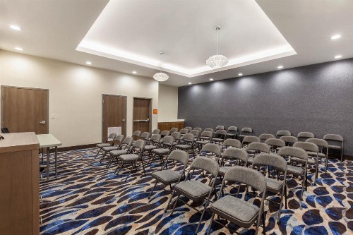 La Quinta Inn & Suites by Wyndham Lafayette Oil Center - image 14