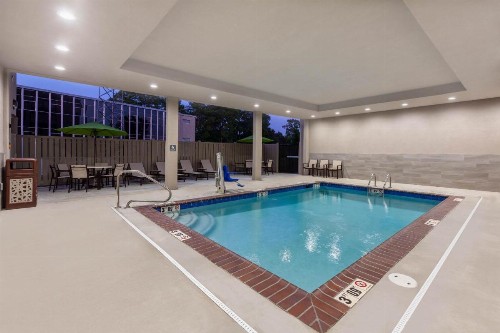La Quinta Inn & Suites by Wyndham Lafayette Oil Center - image 16