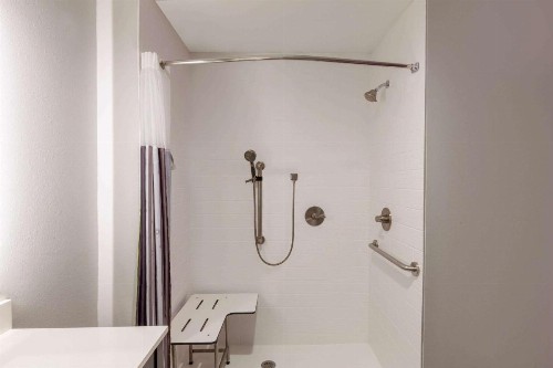 La Quinta Inn & Suites by Wyndham Lafayette Oil Center - image 17