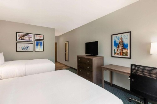 La Quinta Inn & Suites by Wyndham Lafayette Oil Center - image 18