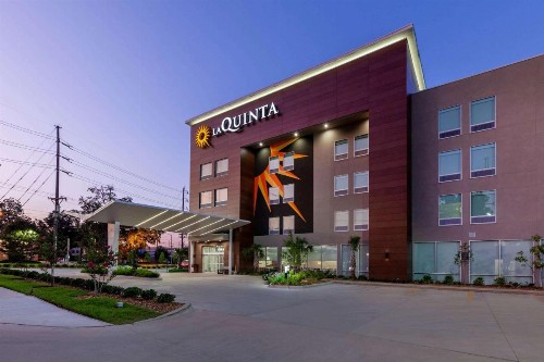 La Quinta Inn & Suites by Wyndham Lafayette Oil Center - image 2