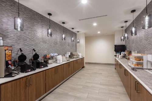 La Quinta Inn & Suites by Wyndham Lafayette Oil Center - image 21