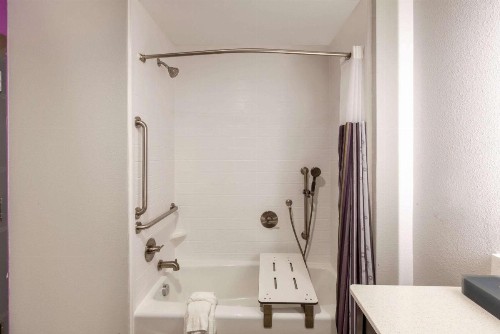 La Quinta Inn & Suites by Wyndham Lafayette Oil Center - image 24