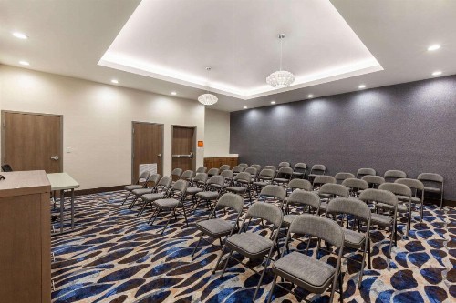 La Quinta Inn & Suites by Wyndham Lafayette Oil Center - image 25