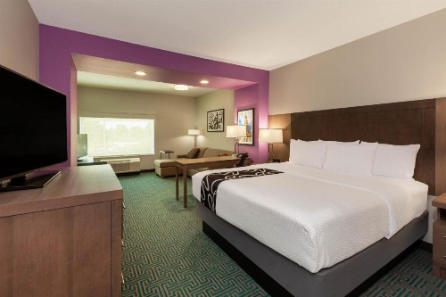 La Quinta Inn & Suites by Wyndham Lafayette Oil Center - image 27