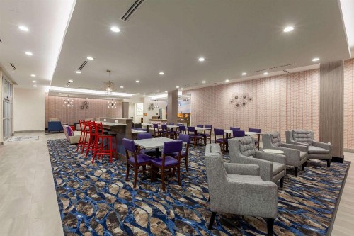 La Quinta Inn & Suites by Wyndham Lafayette Oil Center - image 28