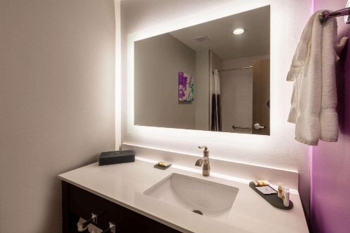 La Quinta Inn & Suites by Wyndham Lafayette Oil Center - image 34