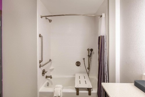 La Quinta Inn & Suites by Wyndham Lafayette Oil Center - image 35