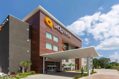 La Quinta Inn & Suites by Wyndham Lafayette Oil Center - image 36