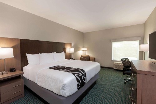 La Quinta Inn & Suites by Wyndham Lafayette Oil Center - image 39