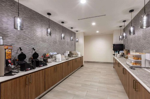 La Quinta Inn & Suites by Wyndham Lafayette Oil Center - image 40