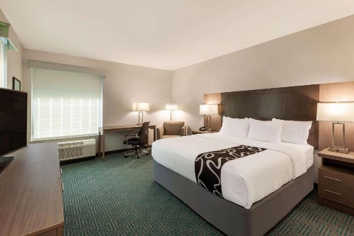 La Quinta Inn & Suites by Wyndham Lafayette Oil Center - image 41