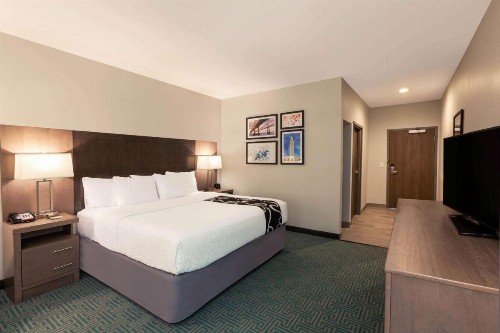 La Quinta Inn & Suites by Wyndham Lafayette Oil Center - image 43