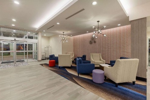 La Quinta Inn & Suites by Wyndham Lafayette Oil Center - image 47