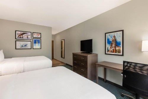 La Quinta Inn & Suites by Wyndham Lafayette Oil Center - image 48