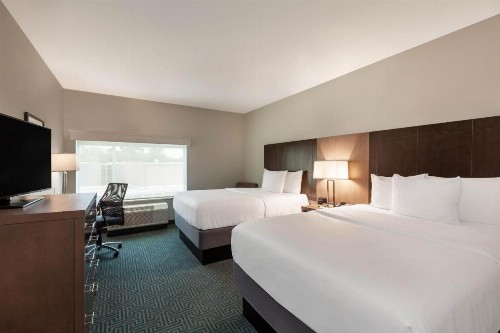 La Quinta Inn & Suites by Wyndham Lafayette Oil Center - image 50