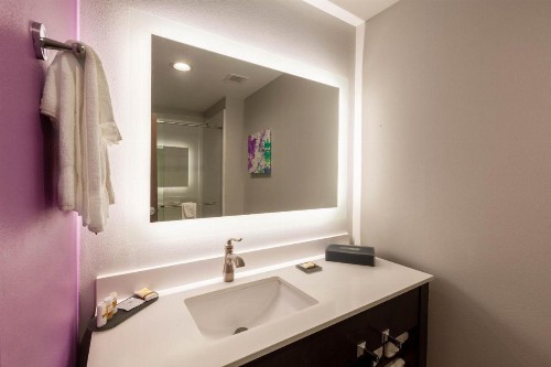 La Quinta Inn & Suites by Wyndham Lafayette Oil Center - image 6