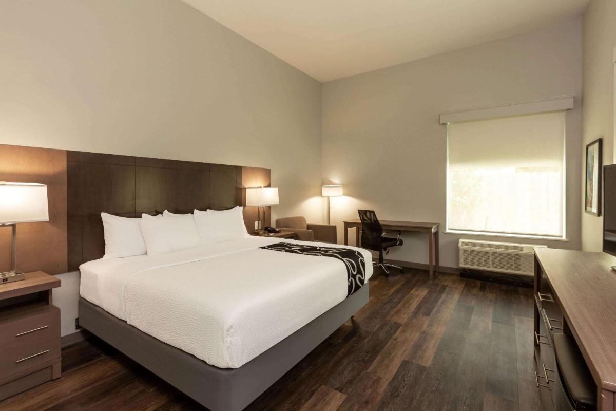 La Quinta Inn & Suites by Wyndham Lafayette Oil Center - image 7