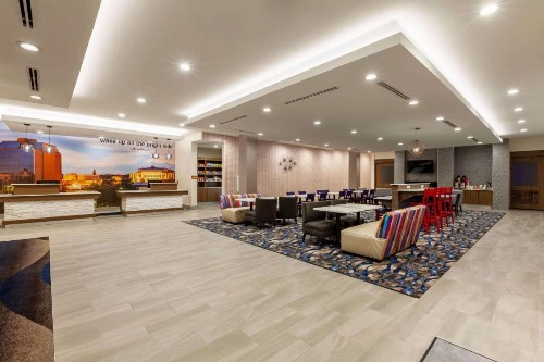 La Quinta Inn & Suites by Wyndham Lafayette Oil Center - image 8