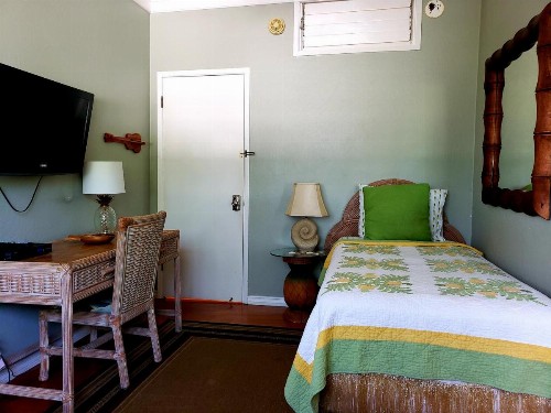 Old Lahaina House-Walk to town & beach! - image 2