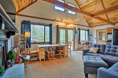 Lake Ariel Home w/Fire Pit & Shared Amenities