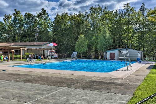 Lake Ariel Home w/Fire Pit & Shared Amenities - image 2