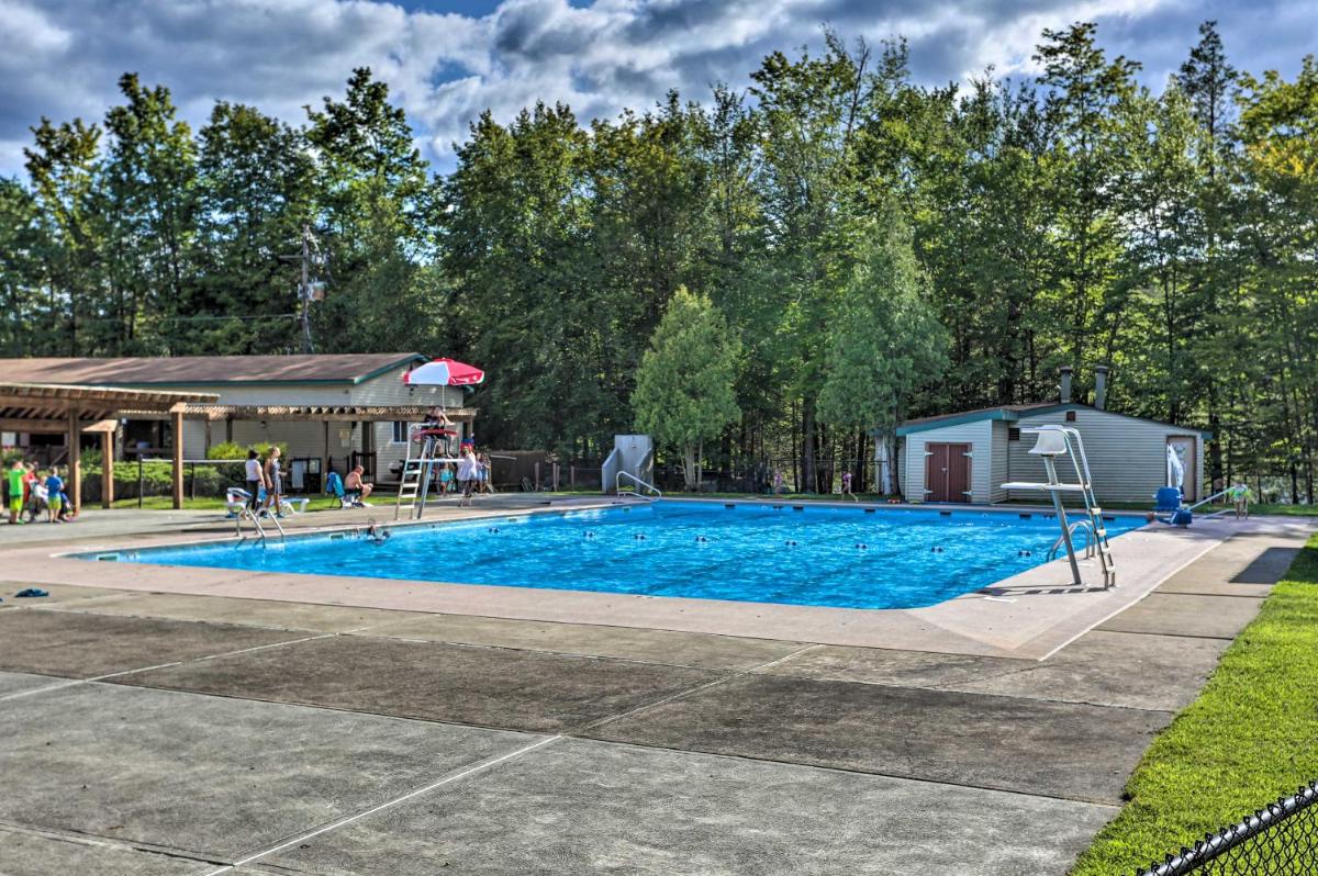 Lake Ariel Home w/Fire Pit & Shared Amenities - image 2