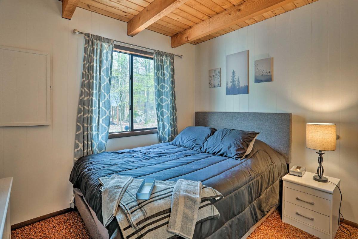 Lake Ariel Home w/Fire Pit & Shared Amenities - image 7