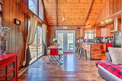 Chic Poconos Chalet with Deck and Lake Access!
